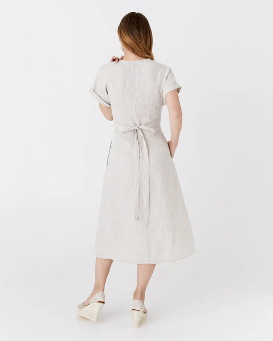 En beige linneklänning