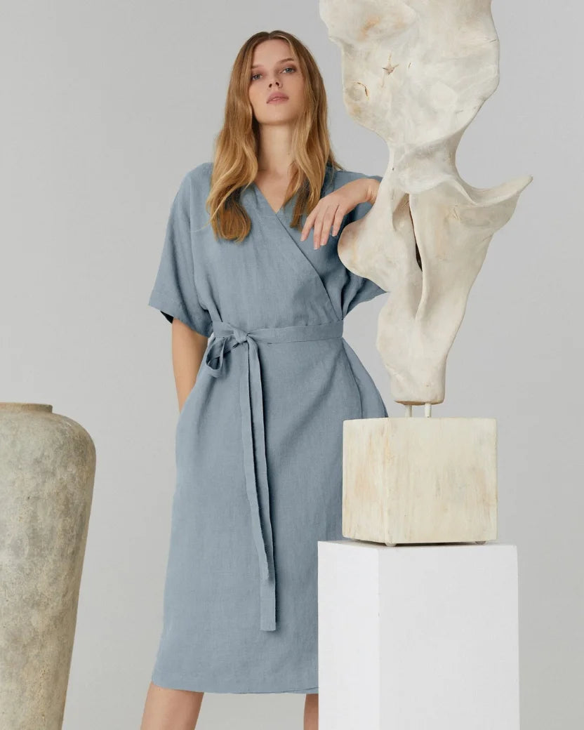 En ljusblå omlottklänning med midjeband och sidfickor