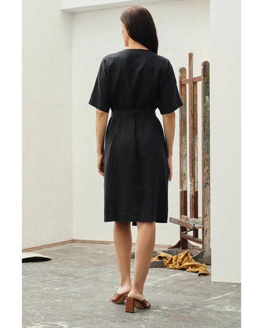 En svart klänning med ärm och knytband