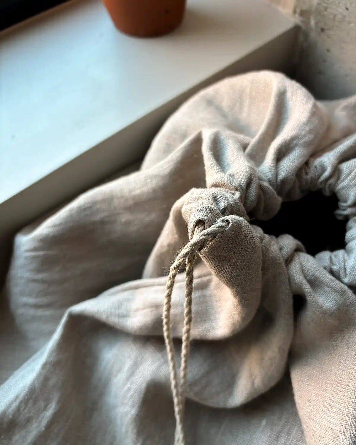 En påse i linne med dragsko.