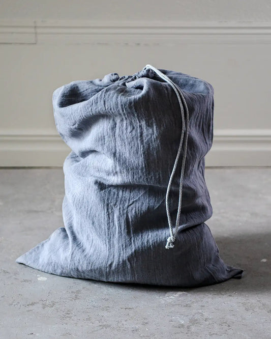En stor blågrå tygpåse i linne