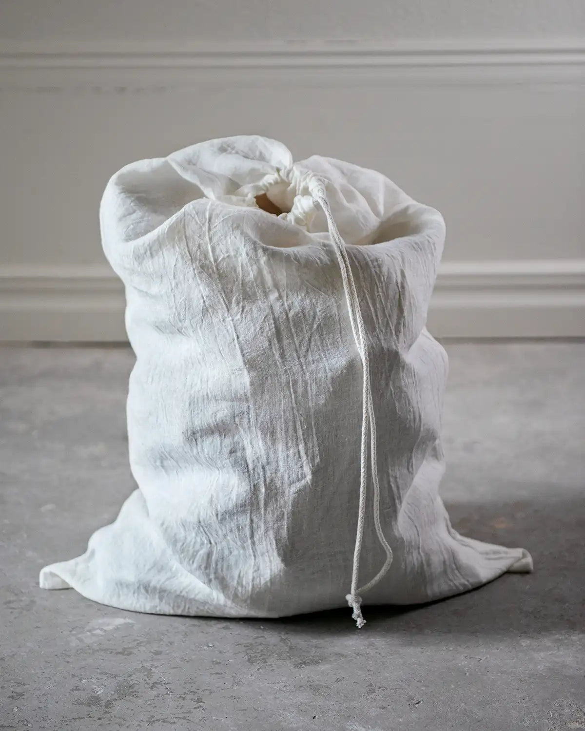 En stor vit tygpåse i linne