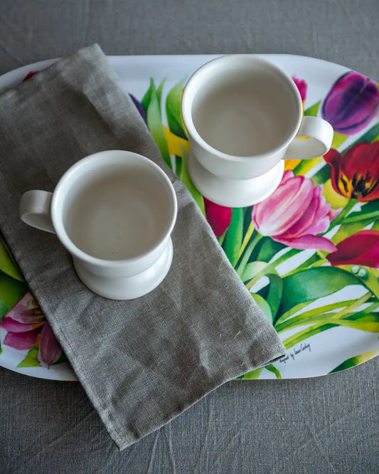 Beige linneservett på fika brickan.