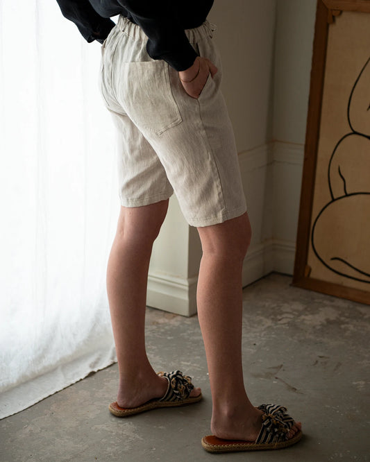 Linneshorts med backfickor