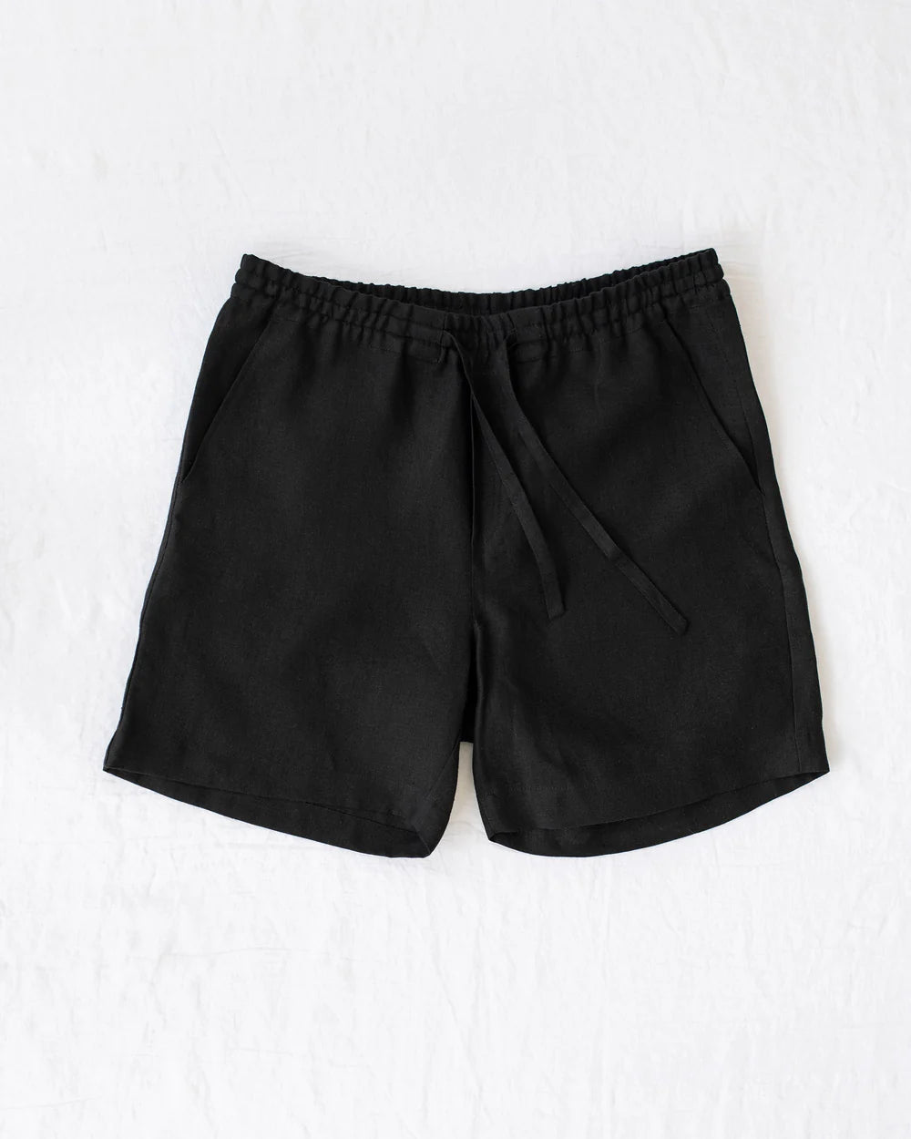 Svarta shorts i linne med resår i midjan och två sidfickor.