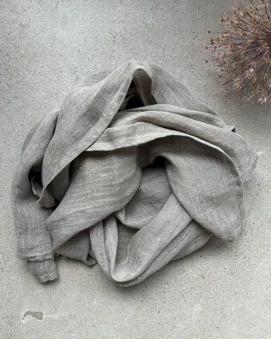 En linnesjal i linnebeige färg med luftig väv.