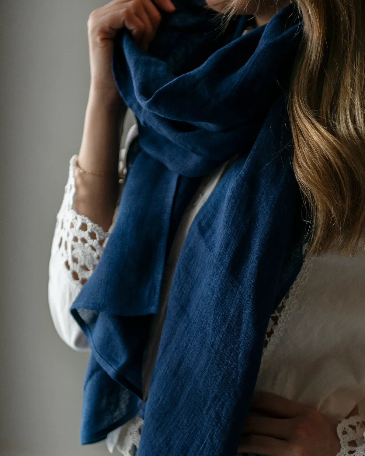 En mörkblå scarfs i linne