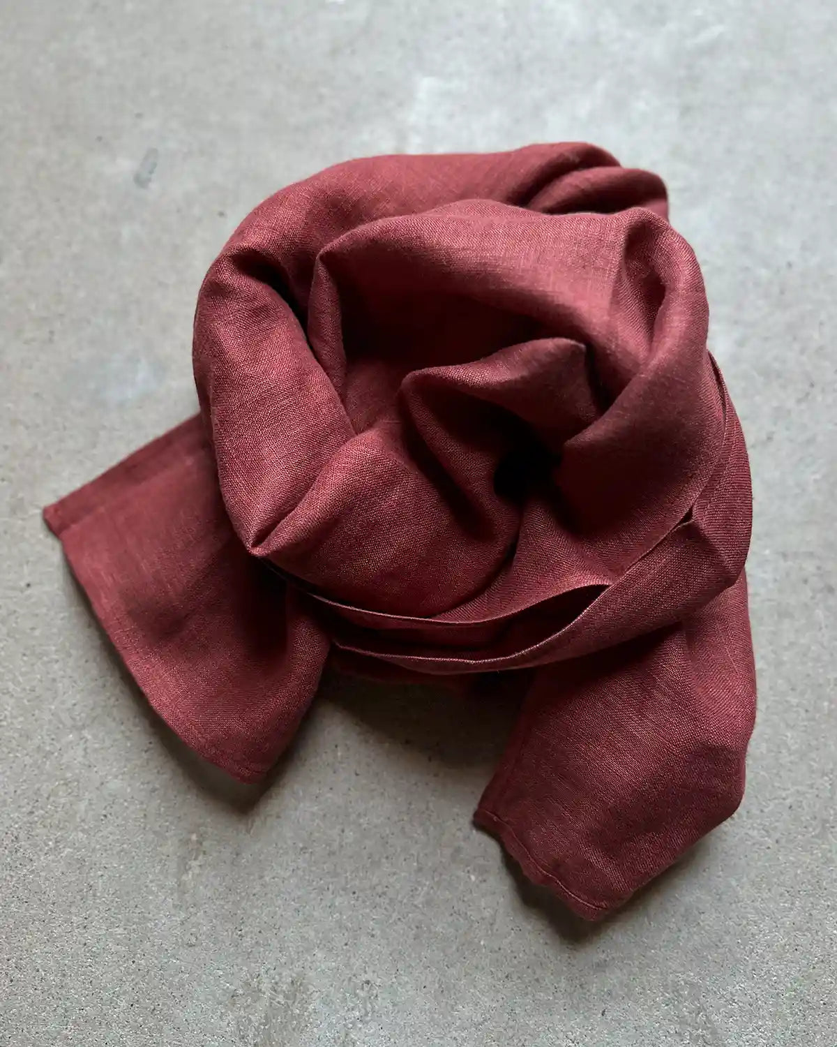 En rödbrun linnesjal.