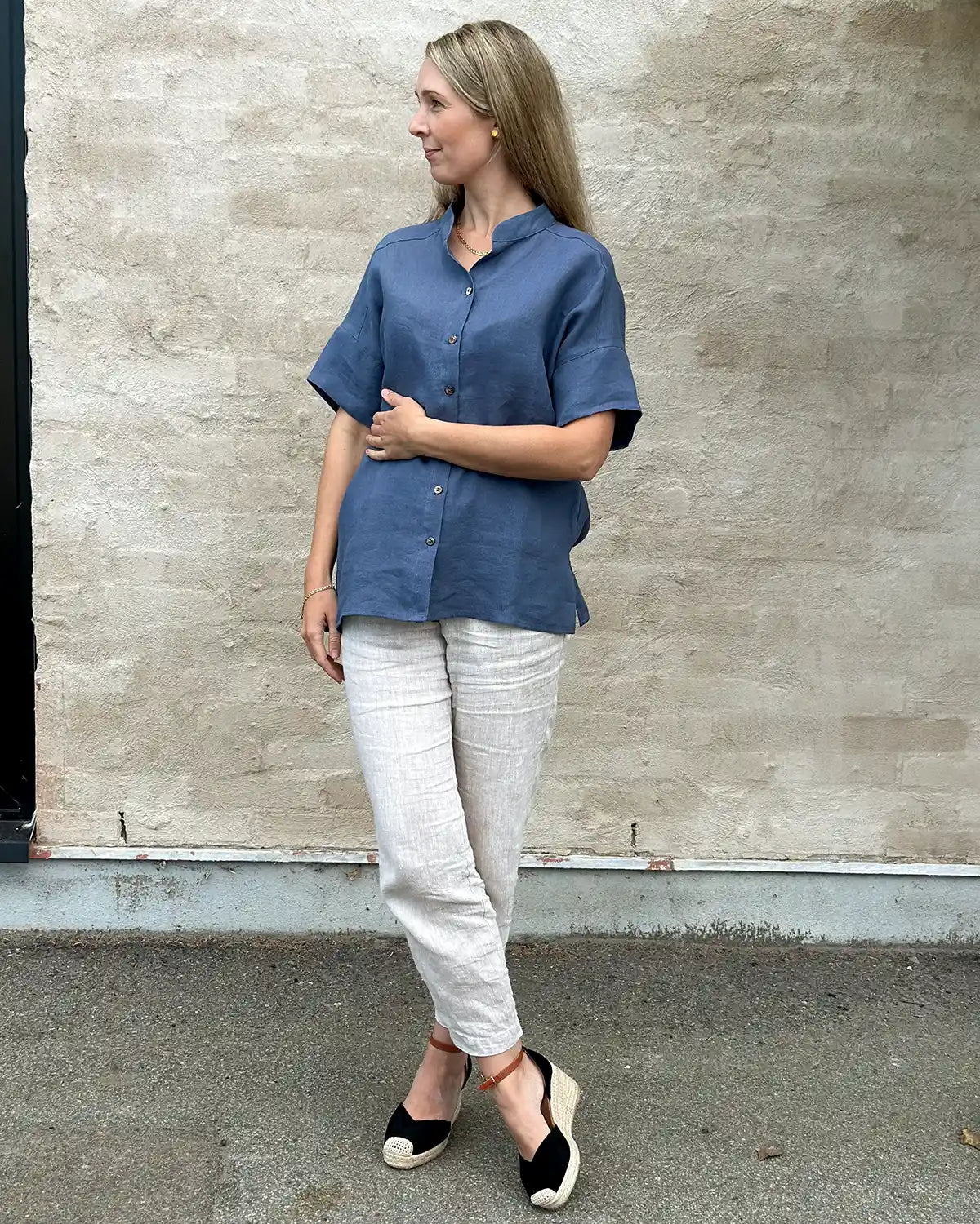 En navy blå linneblus med korta armar.