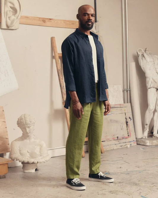 En uppknäppt mörkblå linneskjorta med knappar och en framficka på höger bröst