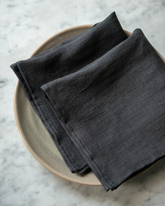Två mörkgrå linneservetter.