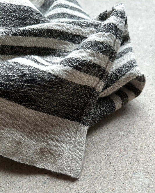 Kökshandduk i beiget med svarta ränder.