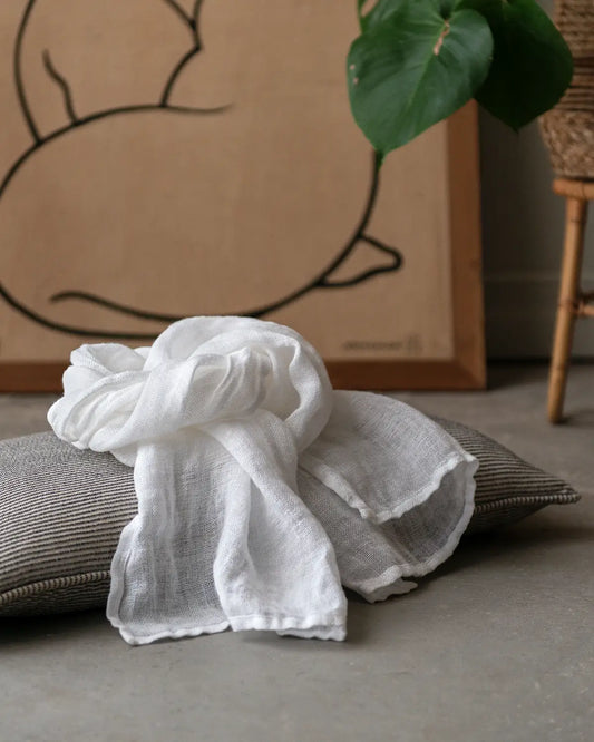 En vit linnesjal och en sara bergman tavla