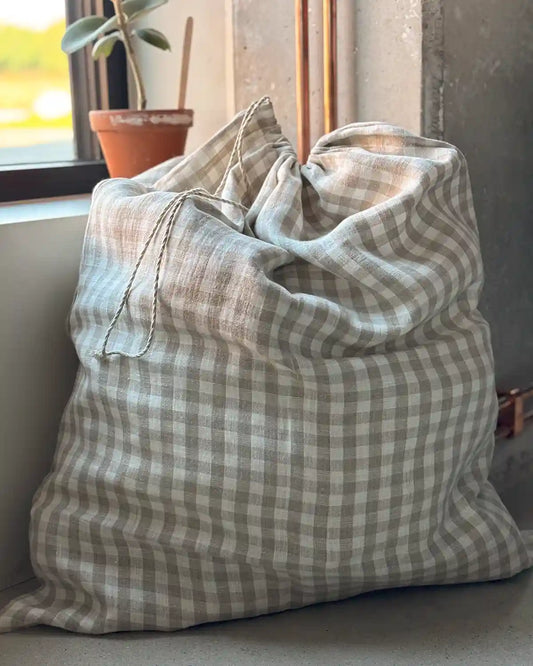 En stor påse i linne med band.