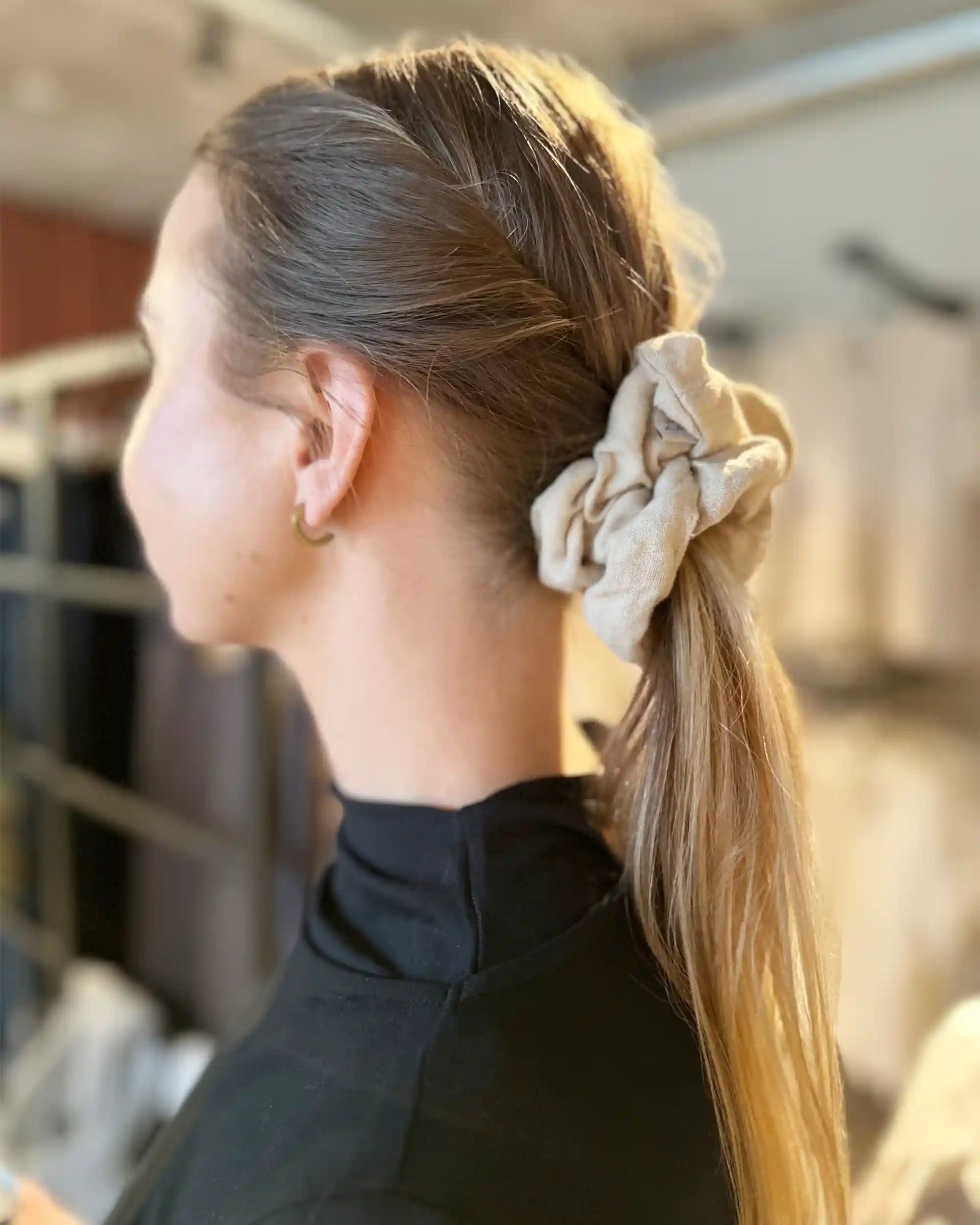 En kvinna bär en totte i linne.