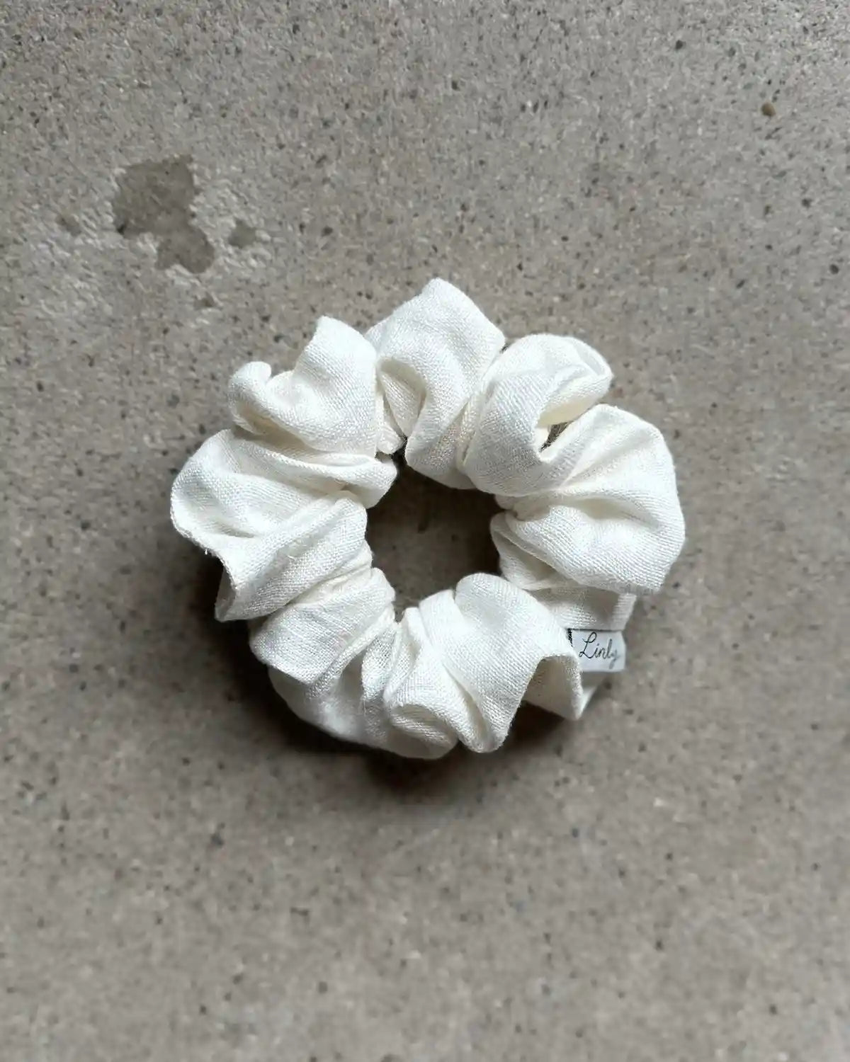 En vit scrunchie