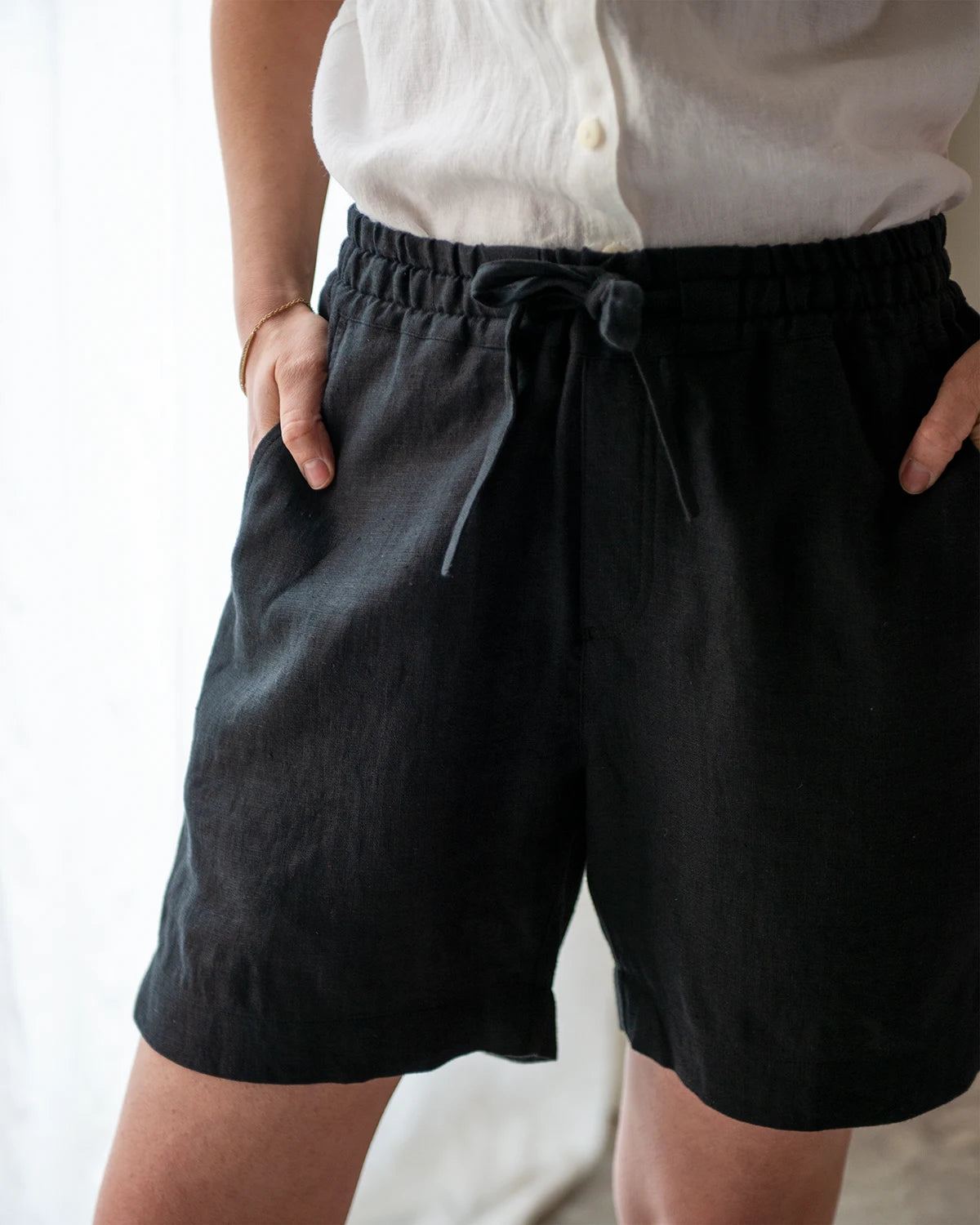 Kolsvarta linneshorts med resår och snöre