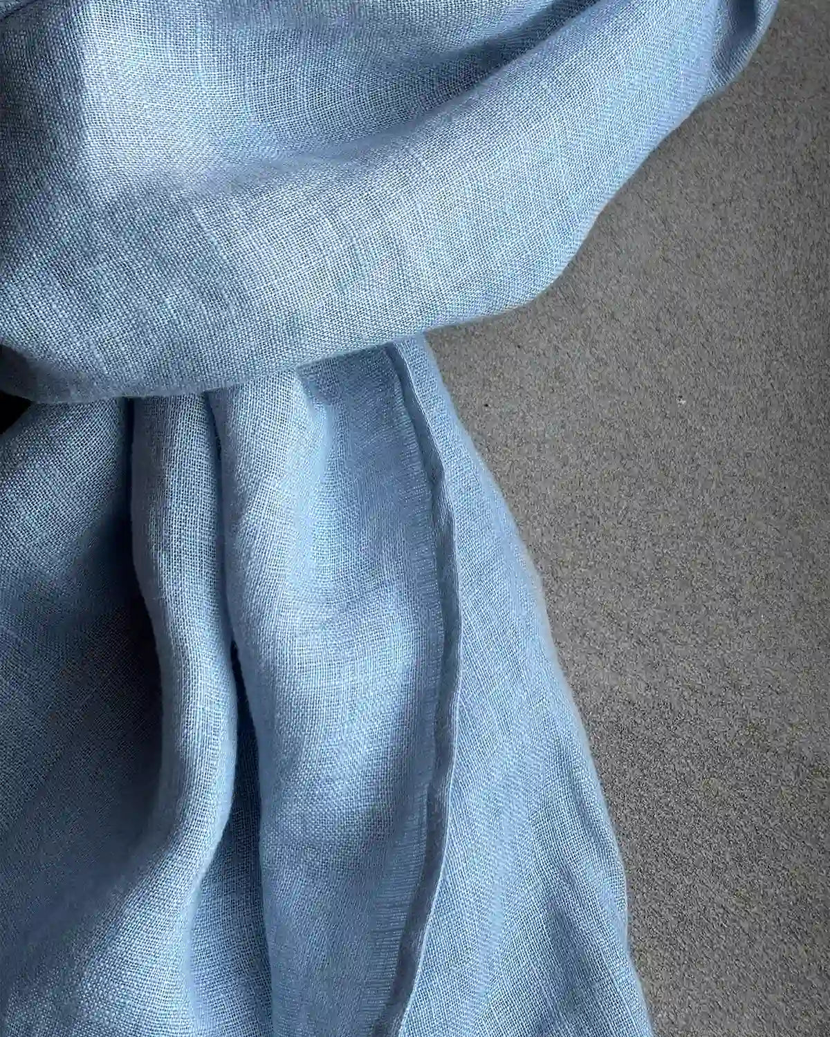 En ljusblå sjal i linne