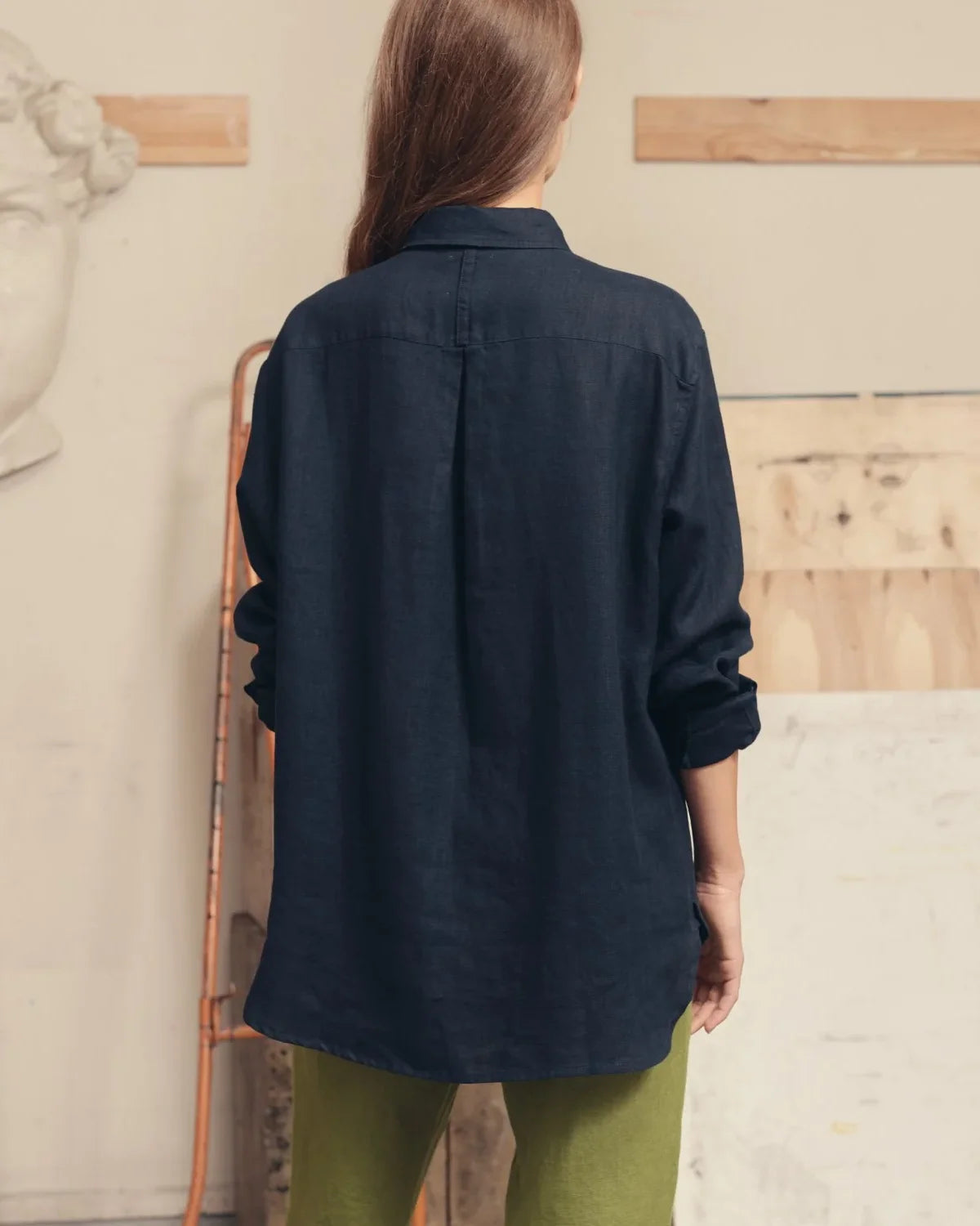 En marinblå skjorta i linne