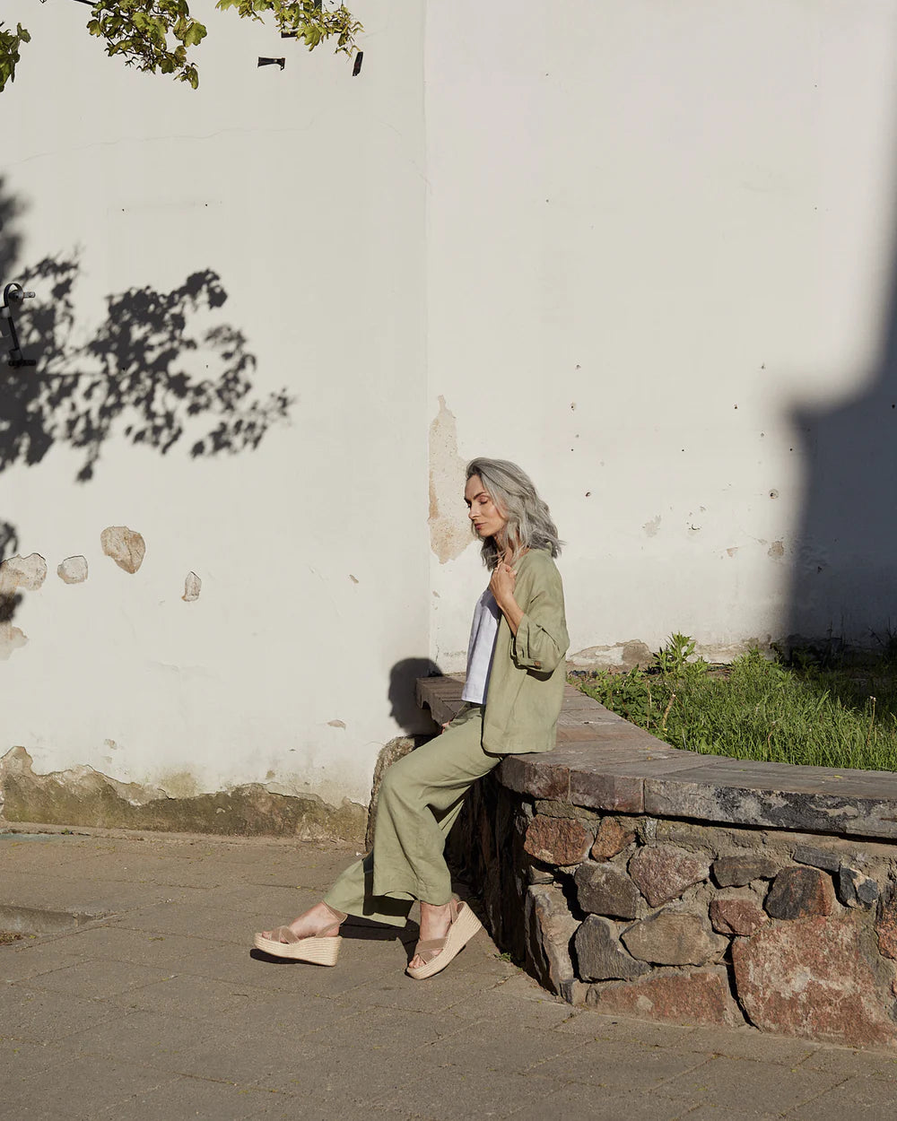 Modellen har på sig ljusgröna byxor och en kaftan i materialet linne