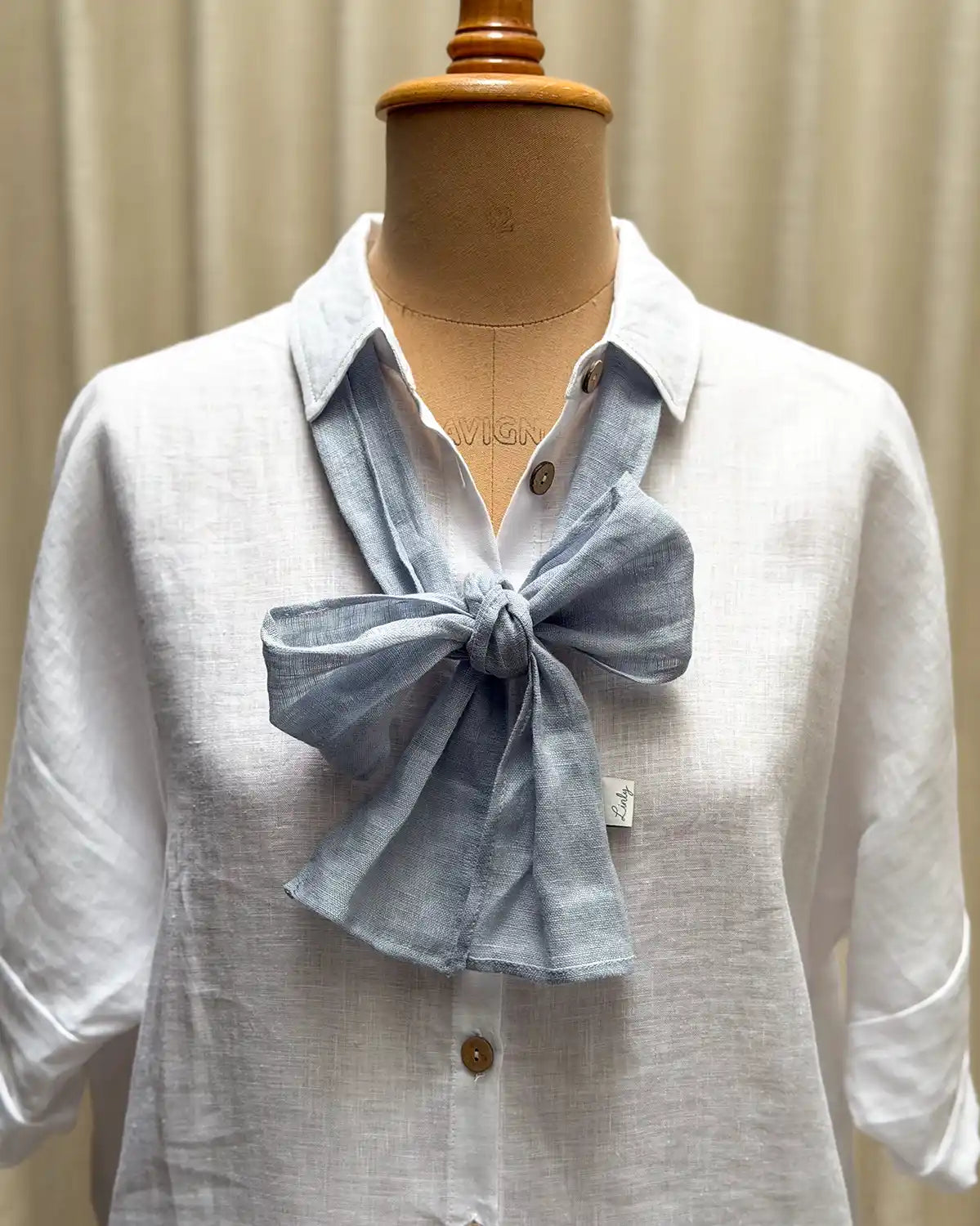 En smal ljusblå linnesjal