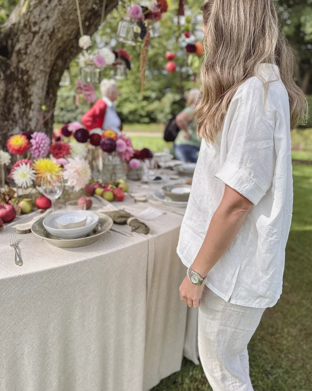 En kortärmad linneblus med murarkrage.