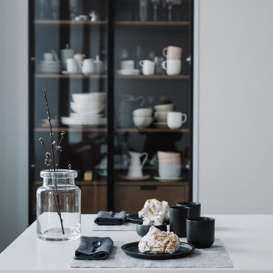 Ett dukat efterrättsbord med handsydda linnetextiler.