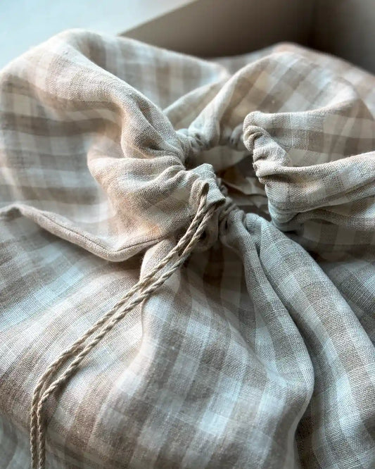 En rutig tygpåse i linne.