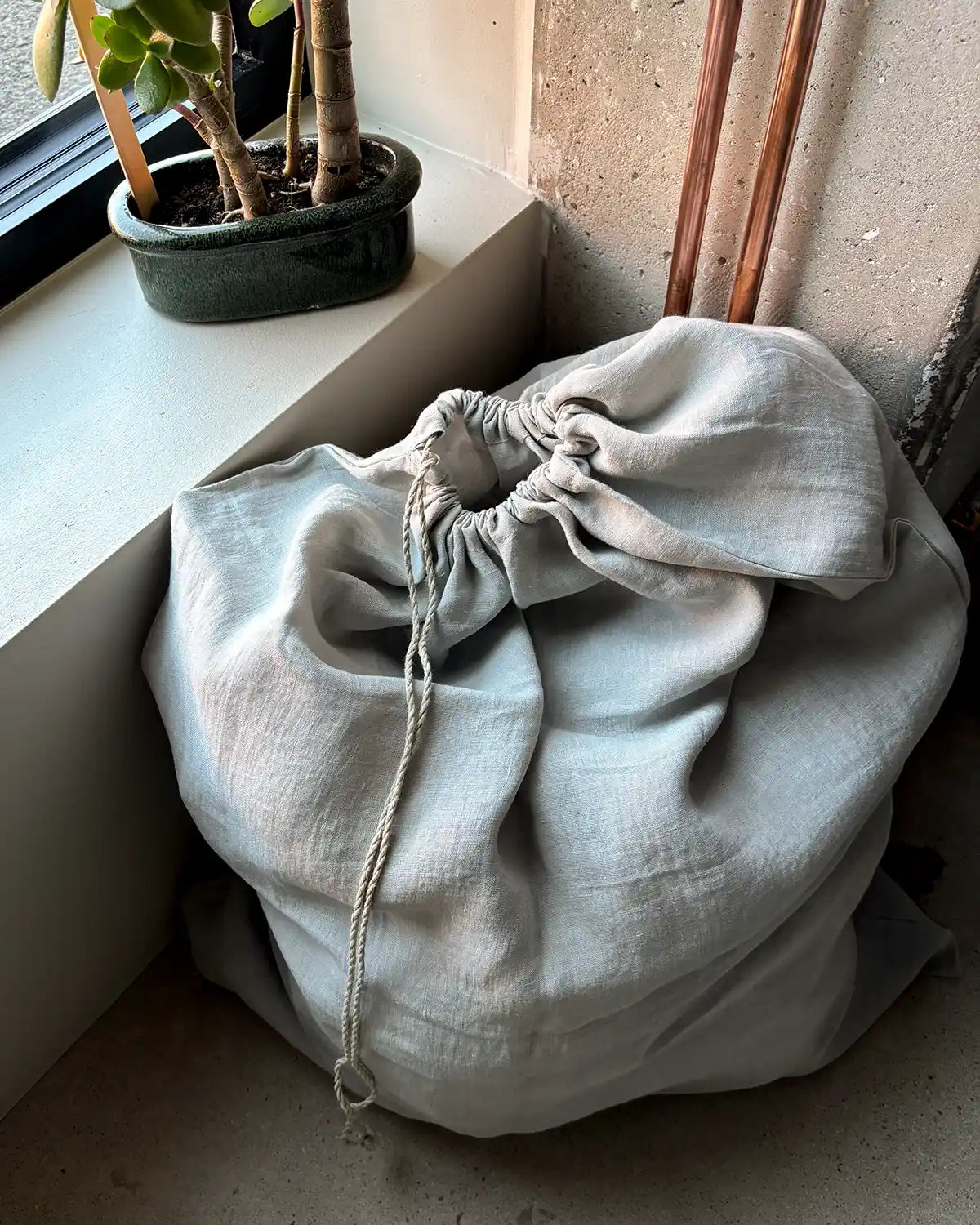 En ljusgrå tvättpåse.