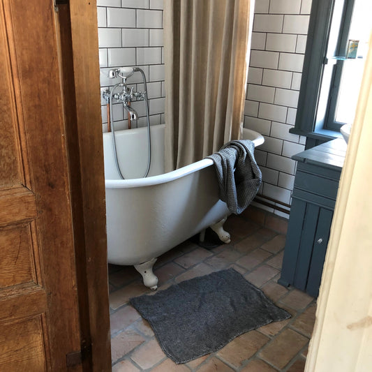 Ett badrum med linnetextilier