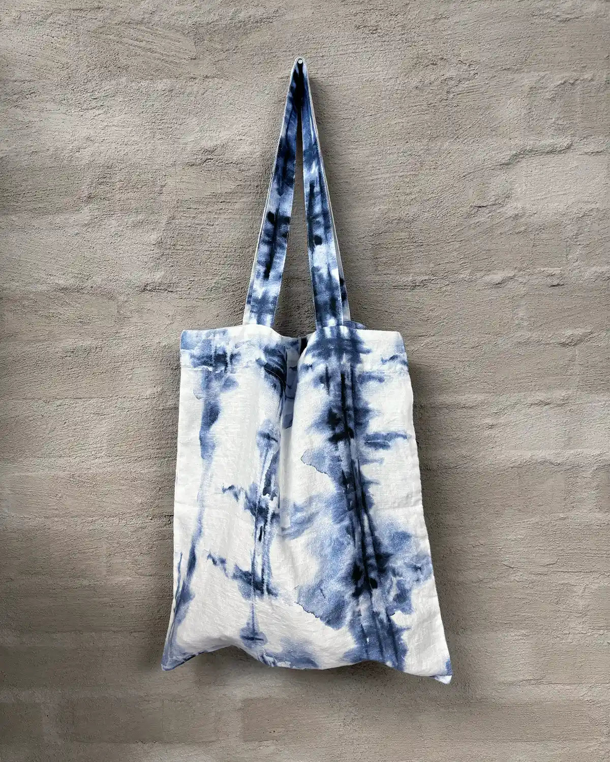 En tygväska i blå batik.