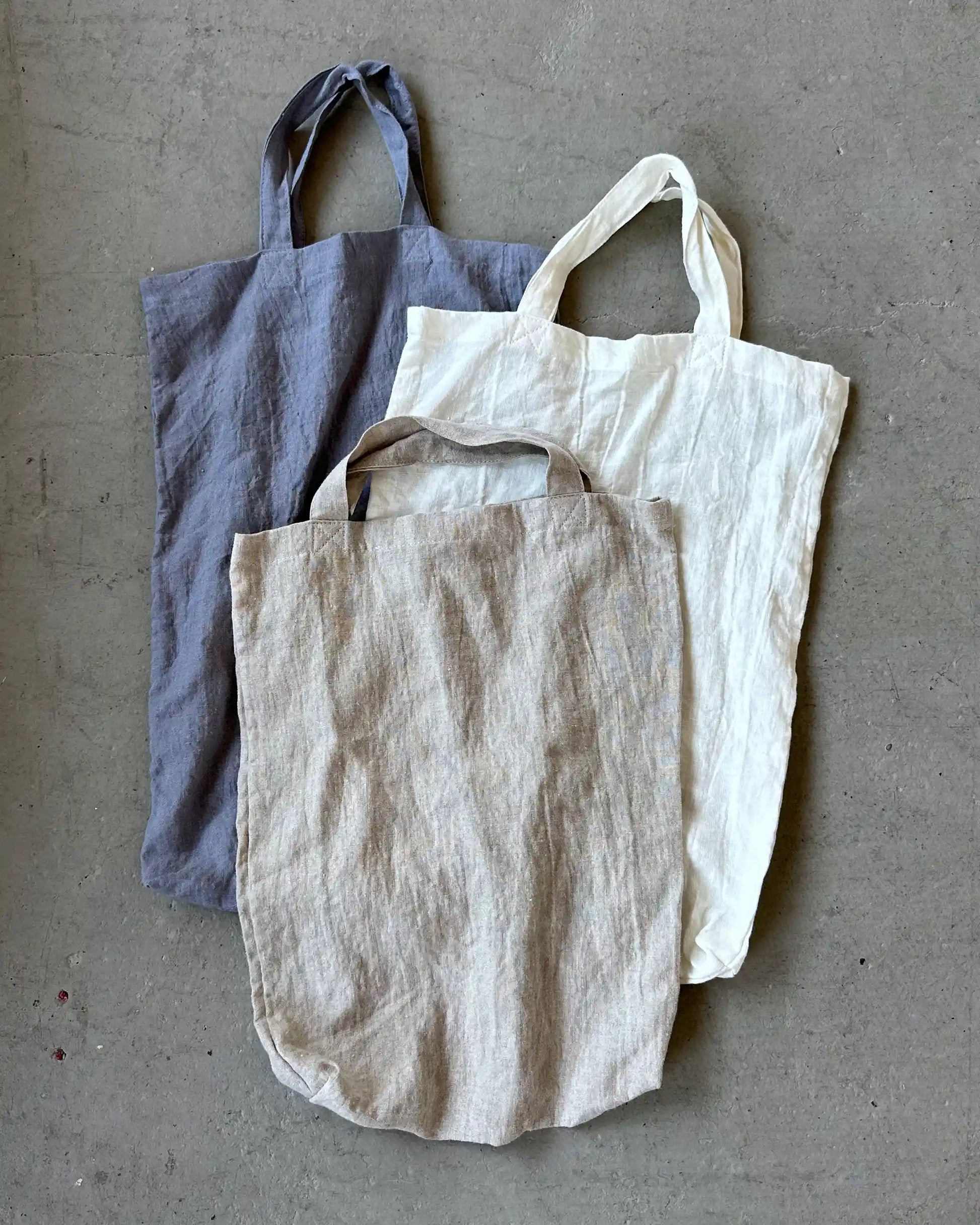 Små tygväskor i linne i vit, beige och gråblå