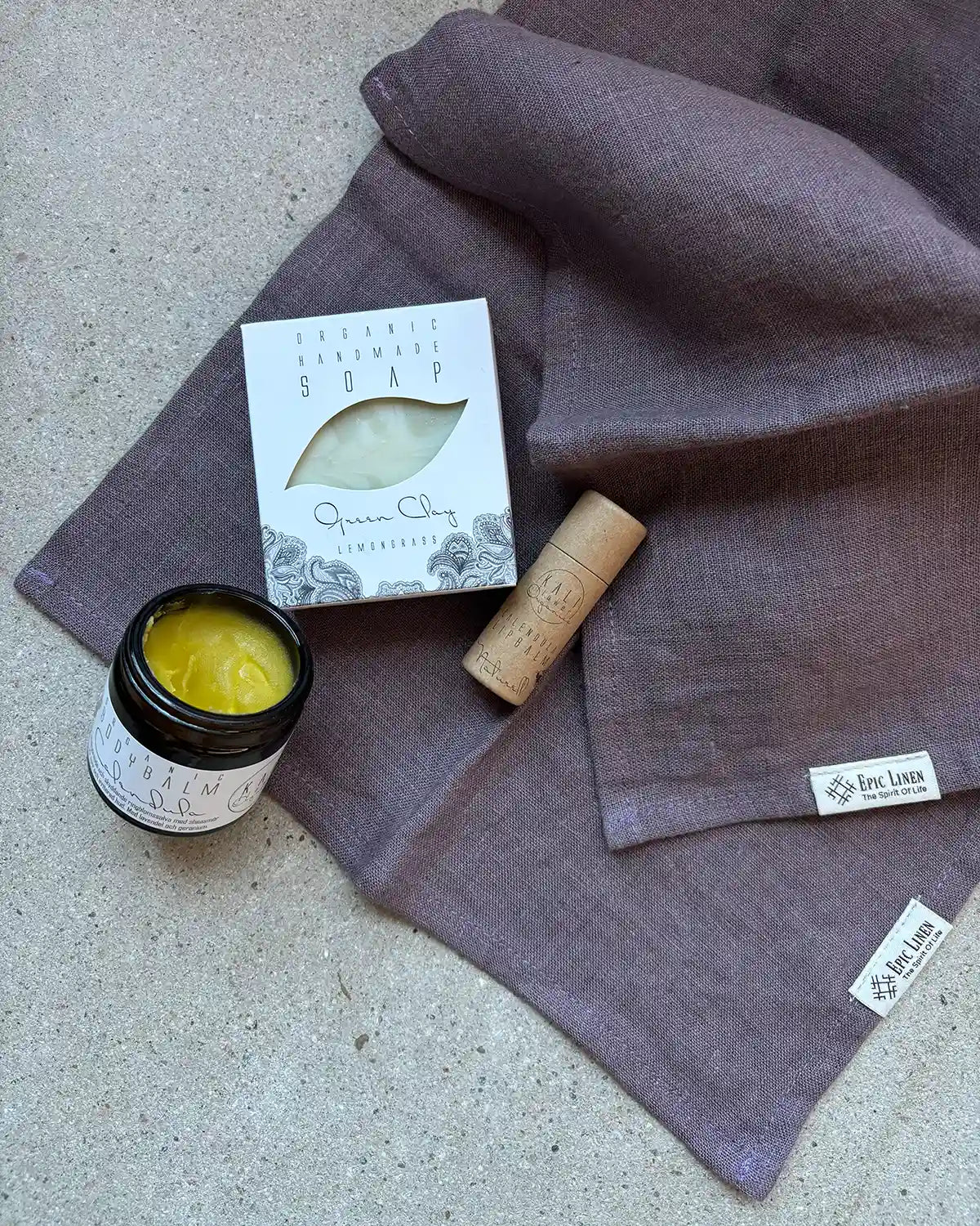 Tvättlappar i linne och ekologiska hudvårdsprodukter.