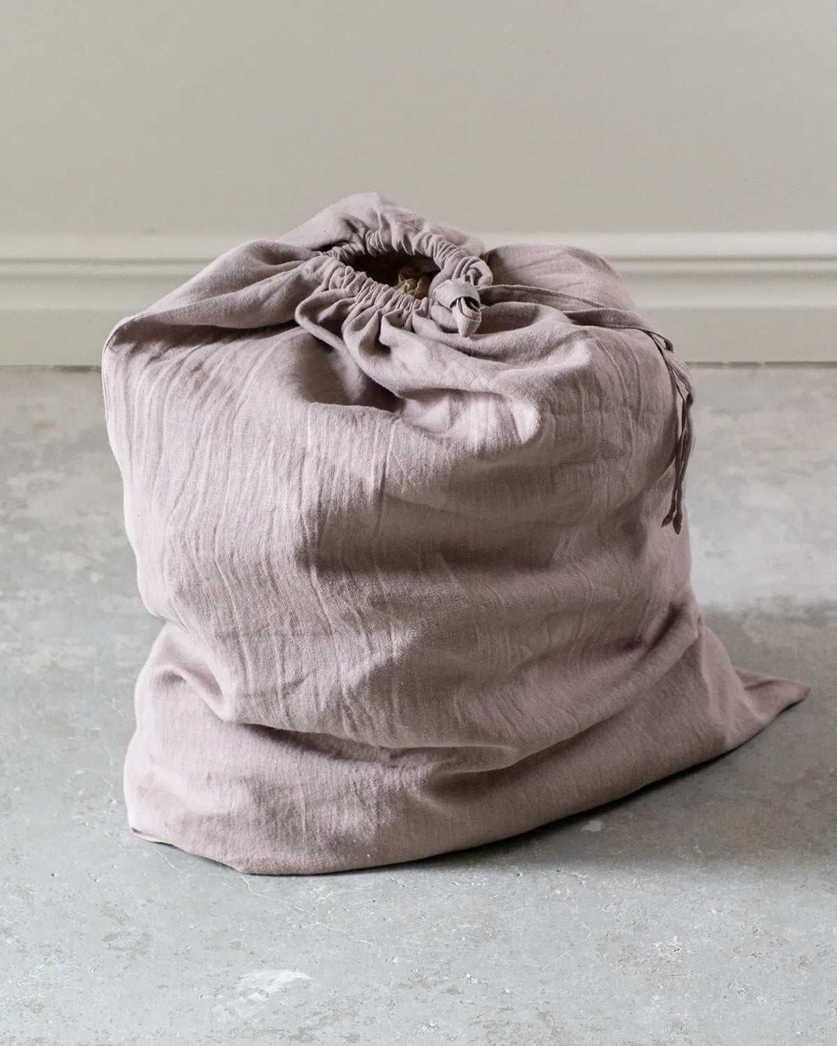 En stor ljusbeige tvättpåse i linne