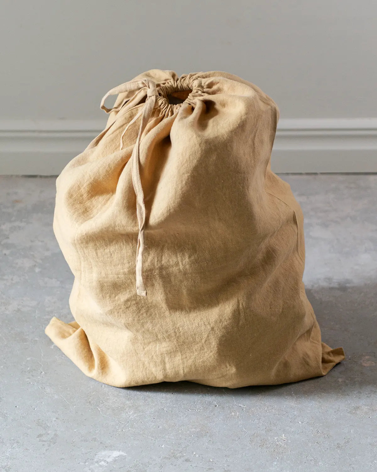 En stor honungsfärgad tygpåse i linne