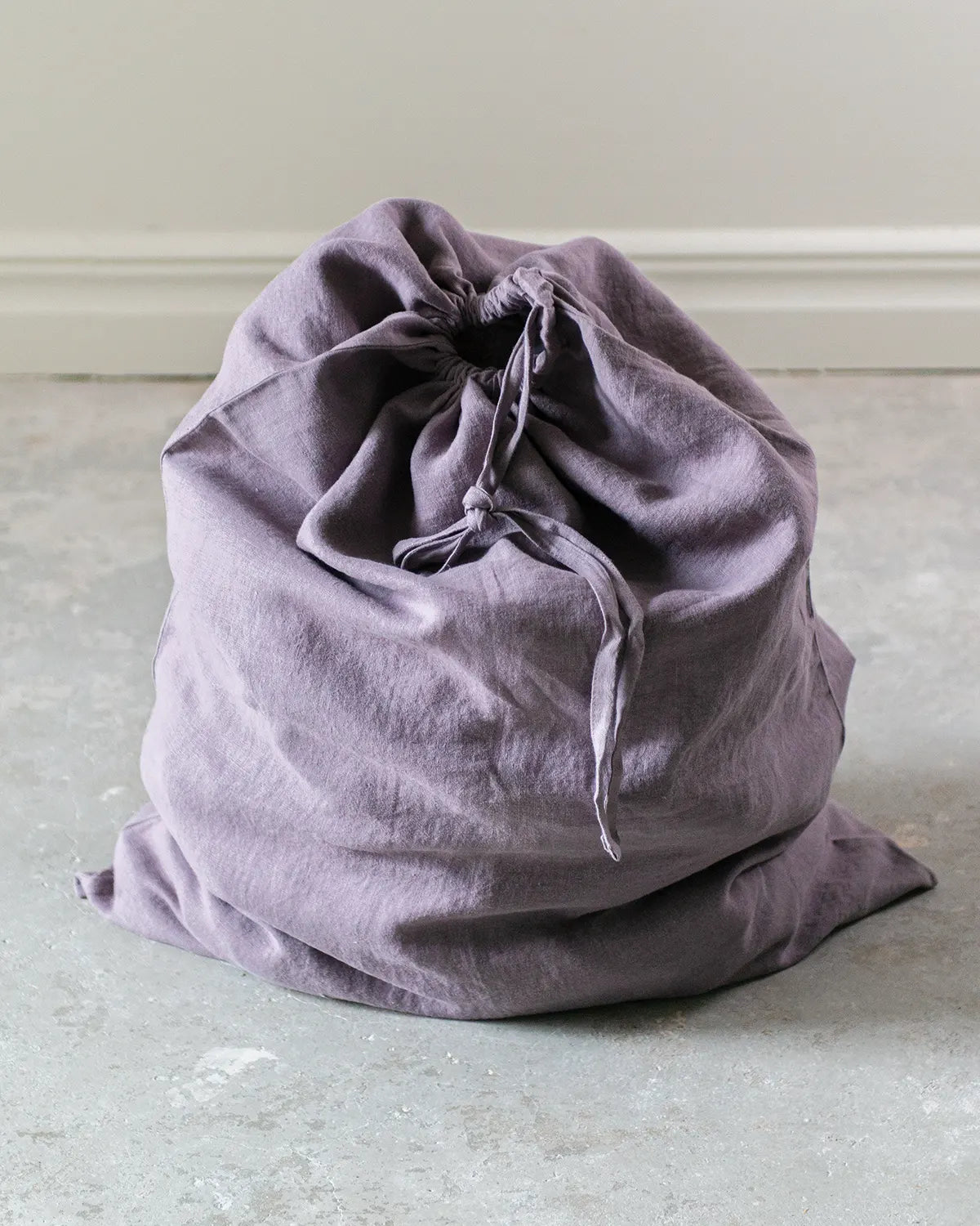 En stor lila förvaringspåse i linne