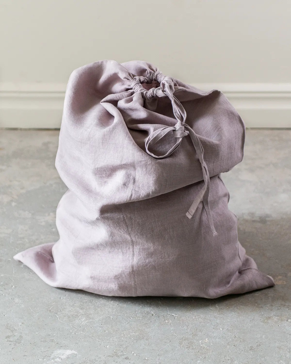 En stor ljuslila förvaringspåse i linne