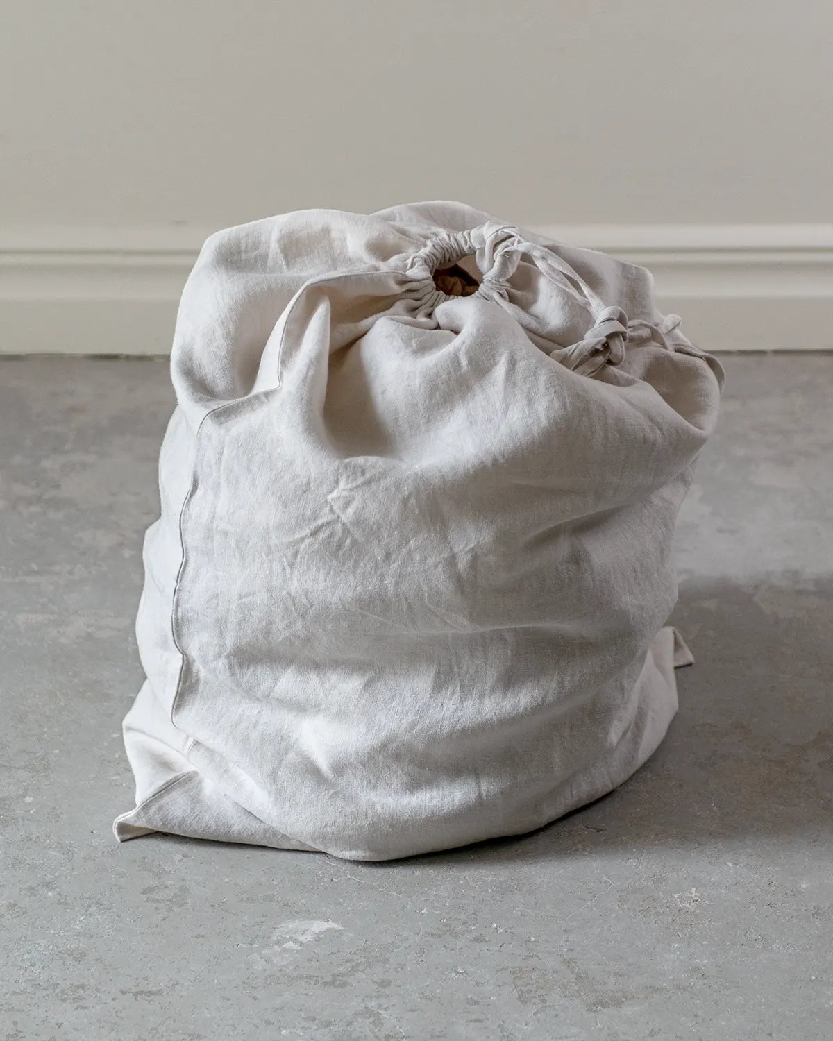 En stor krämvit tvättpåse i lin