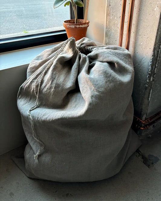 En sandfärgad tygpåse