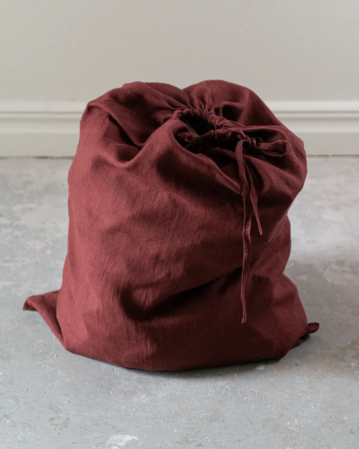 En stor vinröd tygpåse i linne