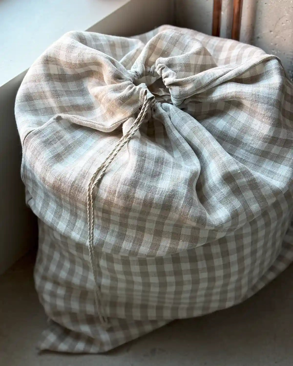 En rutig förvaringspåse i linne.