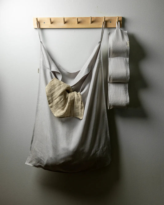 En upphängningsbar tvättpåse i ljusgrå.