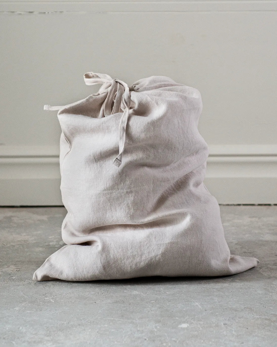 En mellanstor grå tygpåse i linne