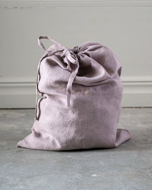 En ljusrosa mellanstor tygpåse i linne