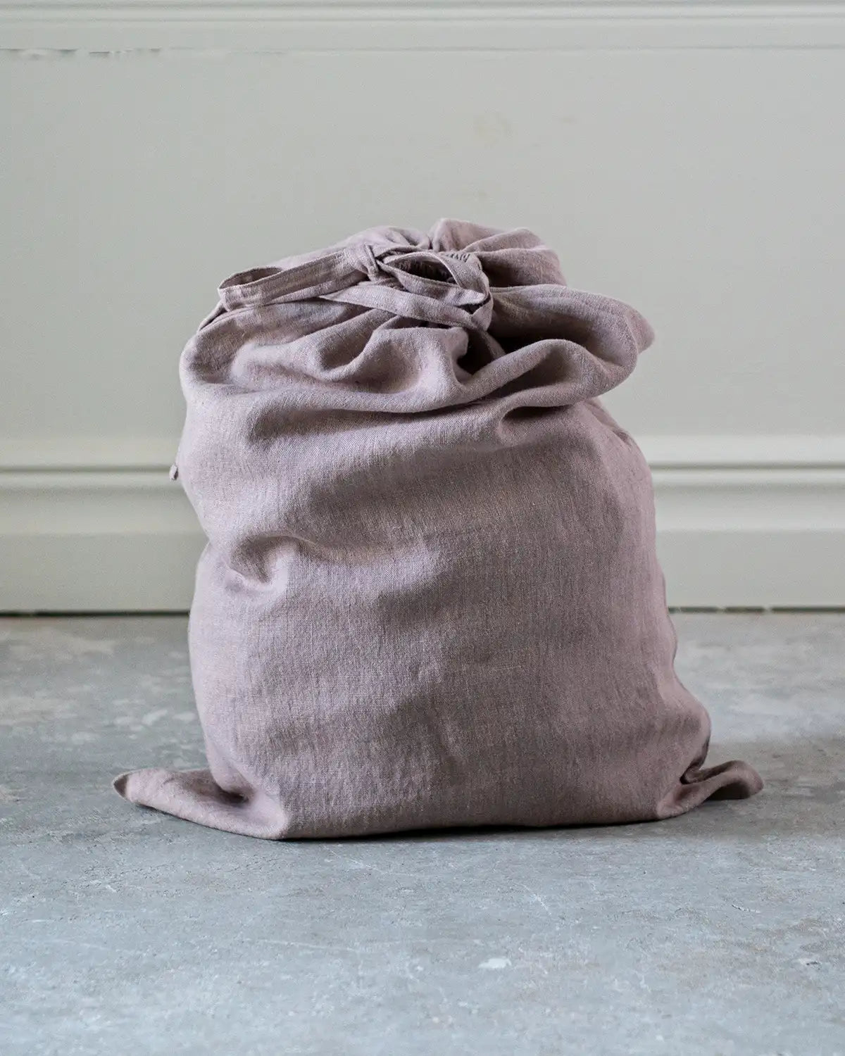 En mellanstor ljusbrun tygpåse i linne