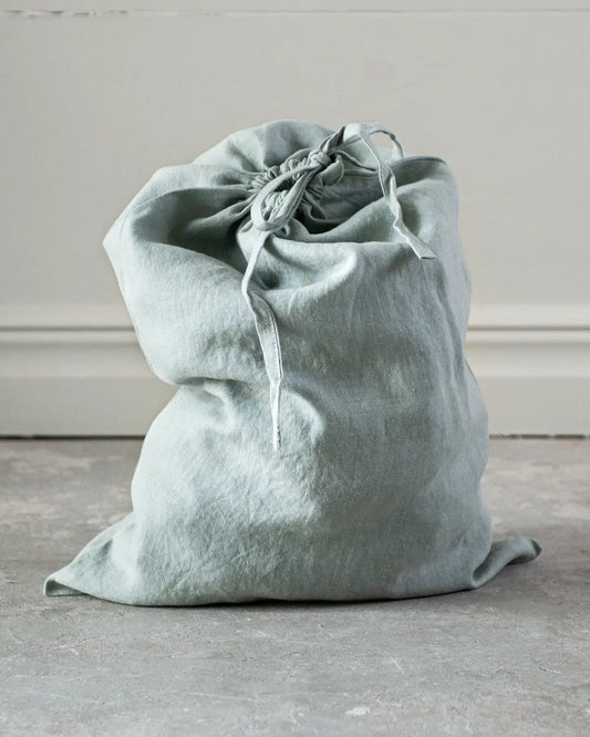 En salviagrön mellanstor tygpåse