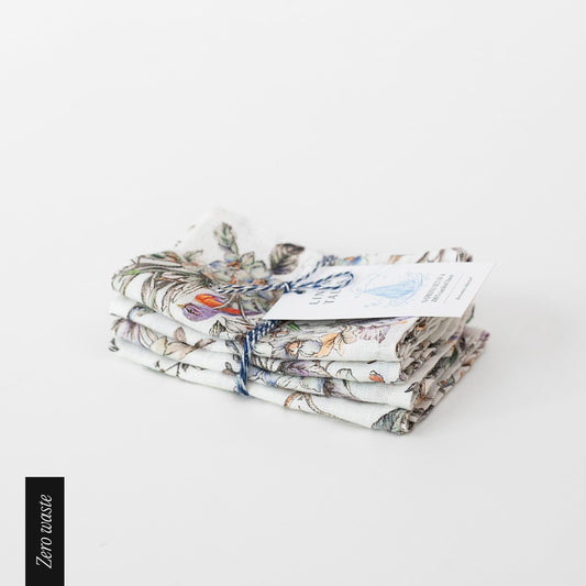 Tygservetter i linne med fågelmönster.