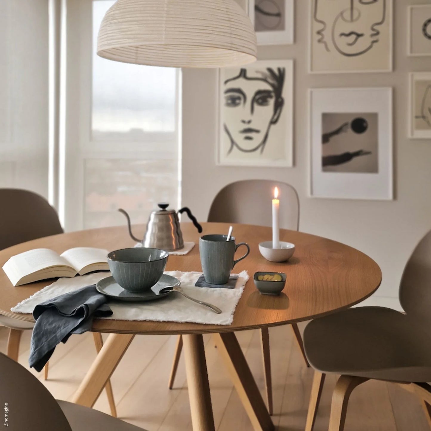 Ett matrum som har ett uppdukat bord med fika.