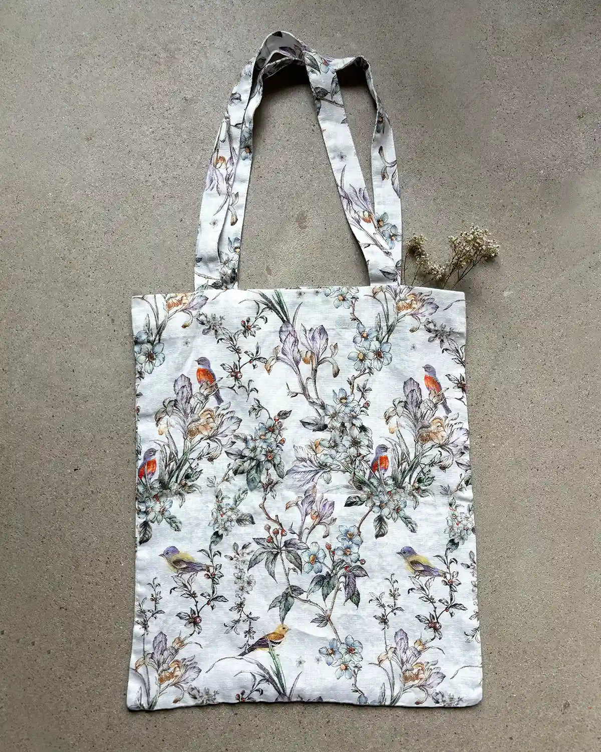 En linneväska med fågelmotiv.