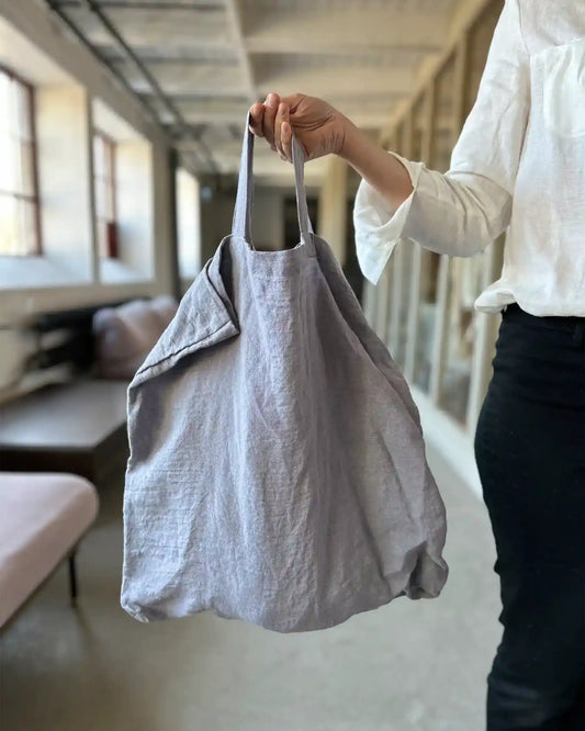 En stor grå linnepåse med korta handtag